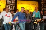 Salman Khan & Baba Siddiqui  at Gold_s Gym -Mega Spinnathon 2009 in Banstand, Bandra on 1st Dec 2009 .JPG